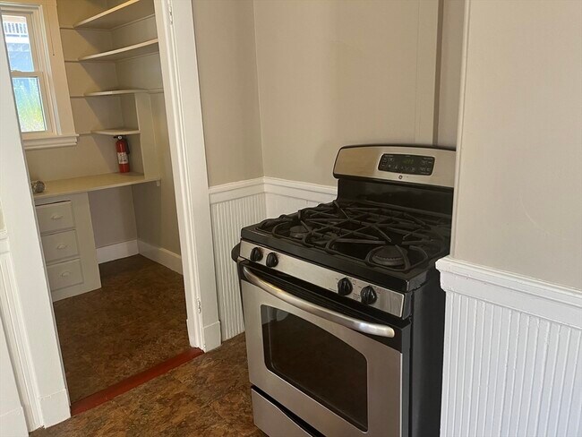 Building Photo - 25 Bradwood St