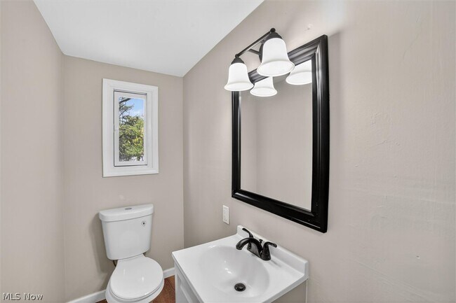 Building Photo - 681 E 258th St