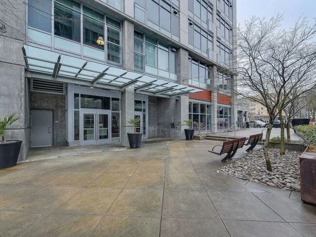 Building Photo - Charming 1 bedroom  1 bath Condo in Portland's Downtown Goose Hollow Neighborhood, with Utilities...