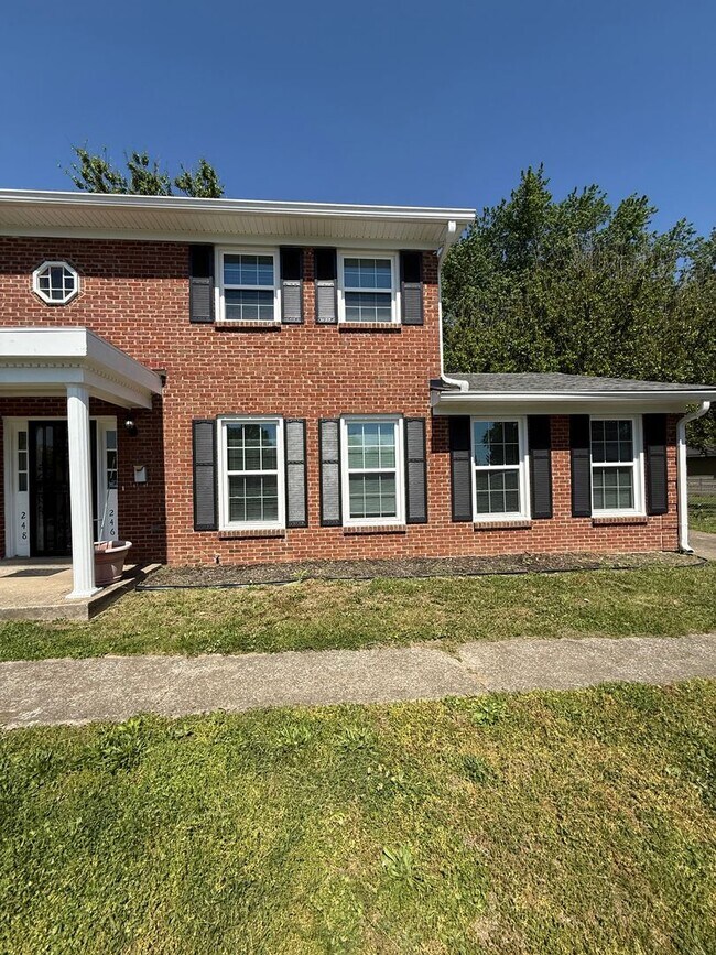 Building Photo - 3-bedroom, 2 full bath duplex in the desirable Lansdowne area