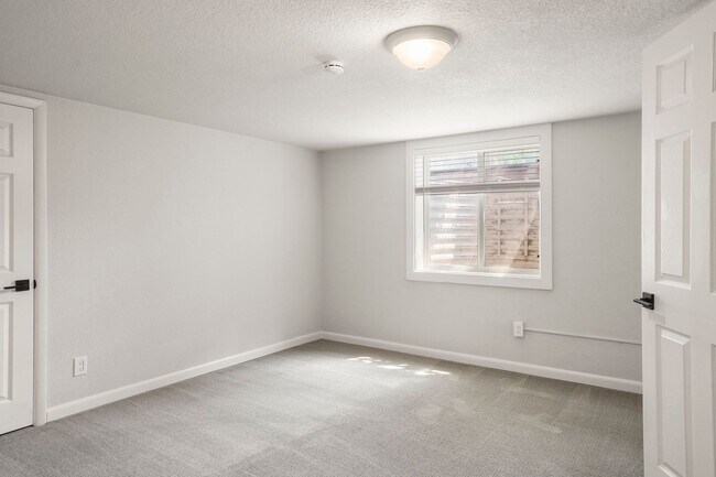 Building Photo - Recently Updated 4-Bedroom Near DU – Utilities Included + Garage Available