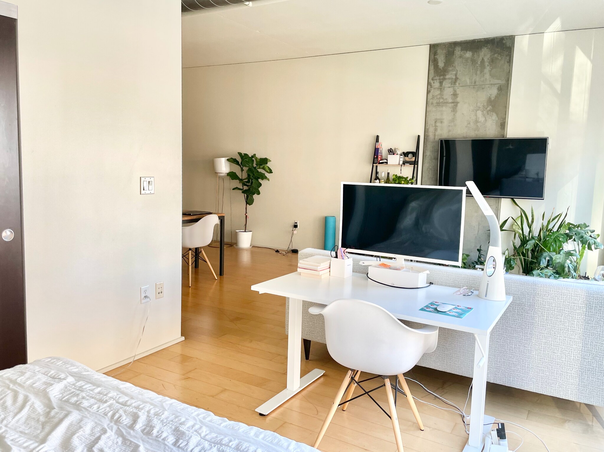 Building Photo - 1100 S Hope St