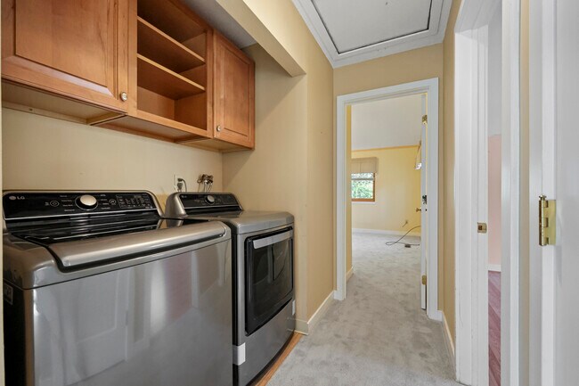 Building Photo - 27 Farmington Chase Crescent