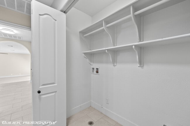 Building Photo - 931 Chaparral Dr