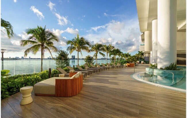 Building Photo - 700 NE 24th St