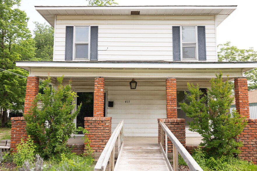 Building Photo - 413 E Hazel Ave