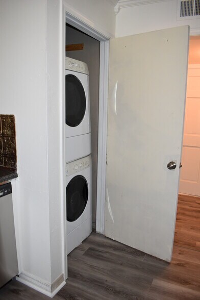 Building Photo - 1717 E Lindsey St