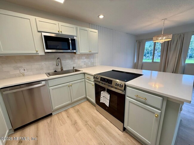 Building Photo - 222 7th St