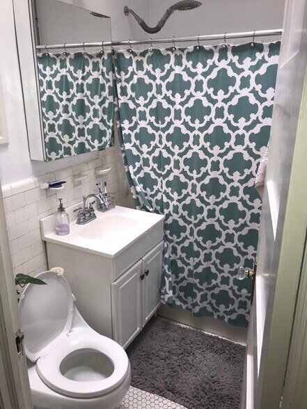 Upstairs Bathroom - 2405 Huidekoper Pl NW