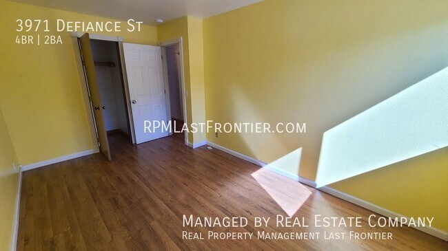Building Photo - Gorgeous 4 Bedroom and 2 Bath Home w/ Fenc...