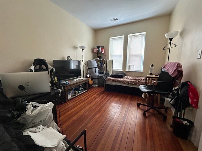 Building Photo - 191 Boylston St