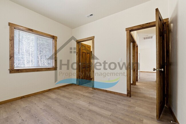 Building Photo - 2 Bedroom 1 Bathroom Home with a Single Car Garage Available in Blanchard!