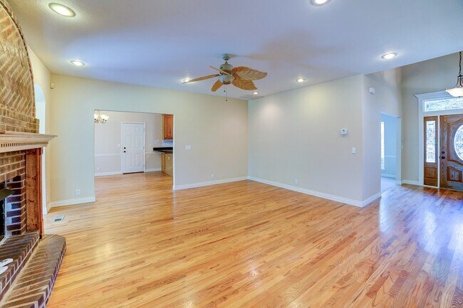 Building Photo - Beautiful home across from Jenks Middle School