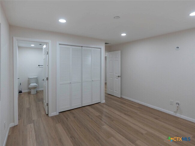 Building Photo - 268 White Oak Dr