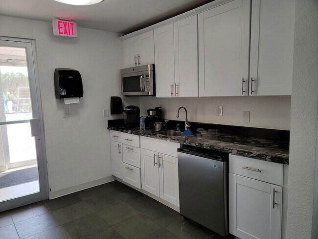 Building Photo - 401 Golden Isles Dr