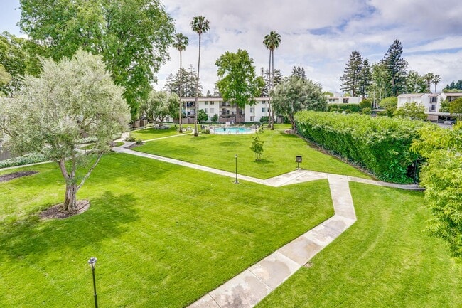 Building Photo - Top Floor Unit - Balcony - Elevator Access - Community Pool & Tennis Court