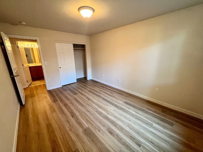 Building Photo - 2524 Parkwood Village Ln