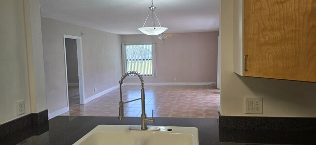 Building Photo - 430 Commodore Dr