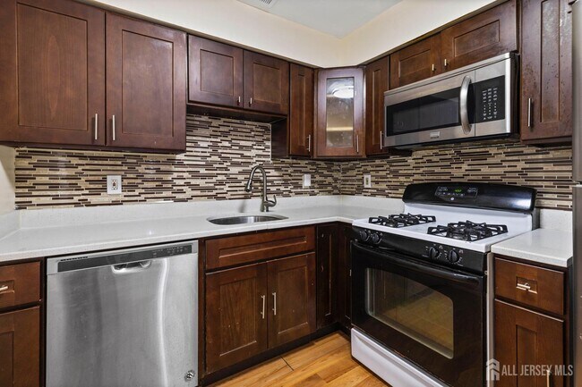 Building Photo - 828 Waterford Dr