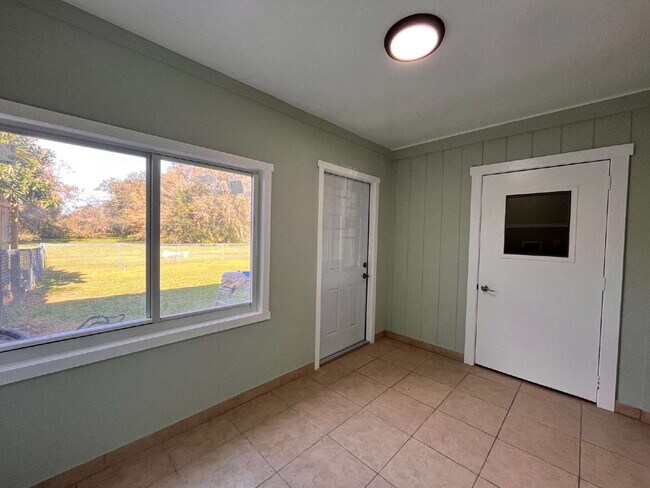 Building Photo - 113 Voss Ct