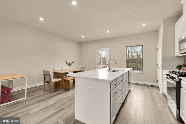 Building Photo - 9639 Tall Oaks Rd