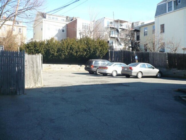 Building Photo - Beautiful 2 Bed Right in Jeffries Point