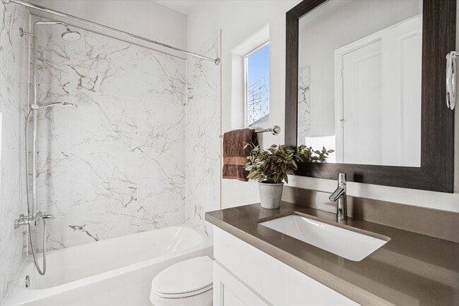 Building Photo - 1005 St Charles St