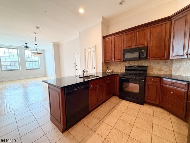 Building Photo - 33 Forest Ave