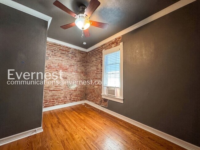 Building Photo - 2-Bed/1-Bath Home/Available Now!