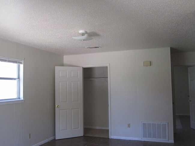 Building Photo - 305 E Avenue A