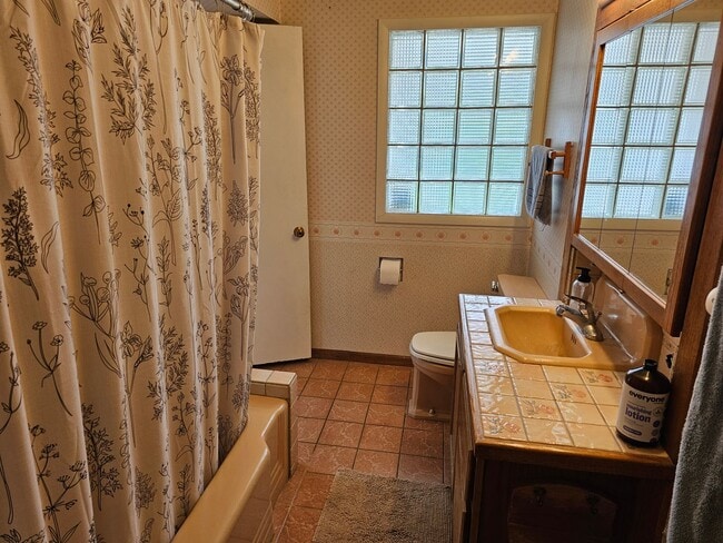 Building Photo - 906 G Ave