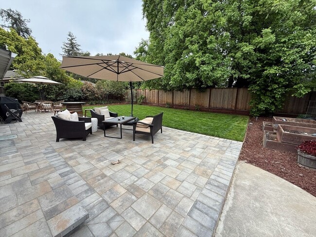 Building Photo - Beautiful 3 Bed 2.5 Bath Home in the Prune...