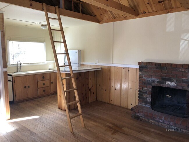 Building Photo - Loft Cabin Newly Remodeled