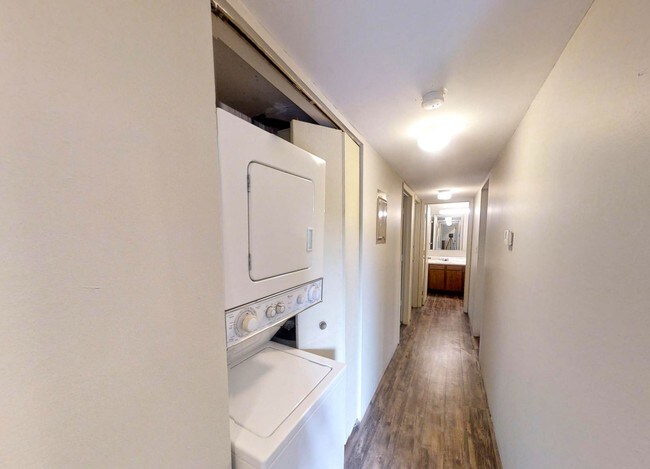 Building Photo - 811 W Oregon St