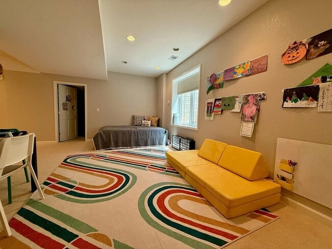 Building Photo - Furnished or Unfurnished: Updated 4 Bed 3....