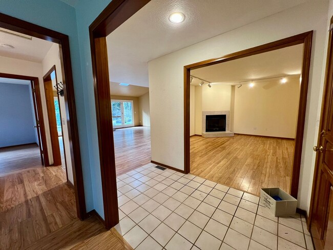 Building Photo - Private 5 Acres