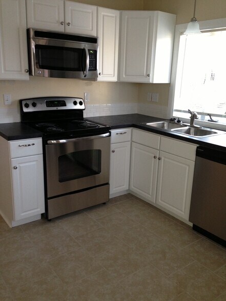 Building Photo - 2332 Monroe Ave NE