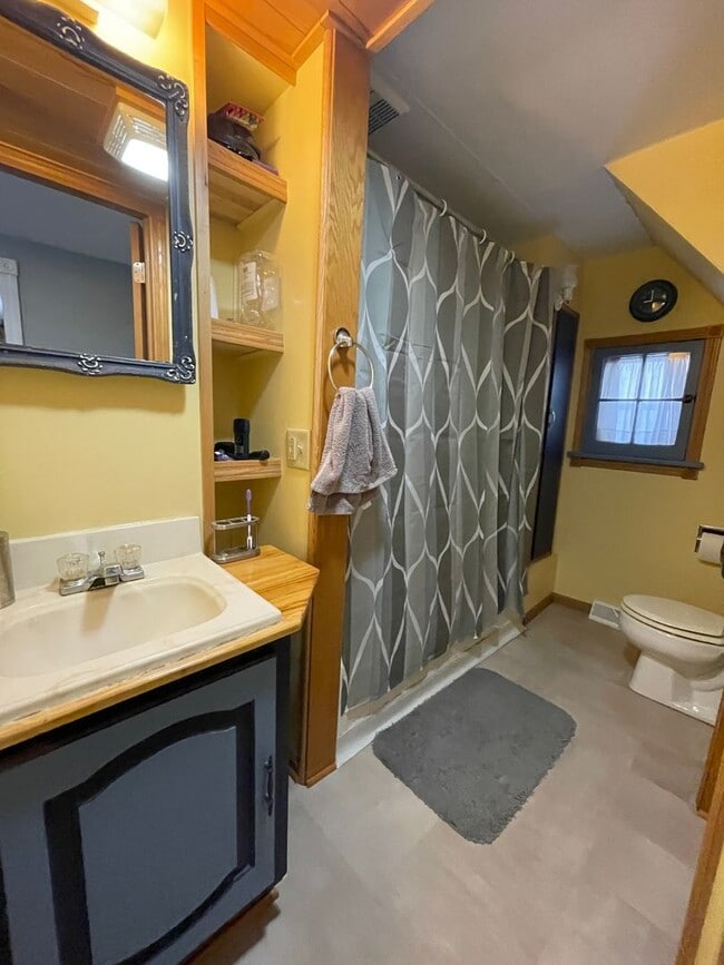 Building Photo - Three Bedroom House Near Campus