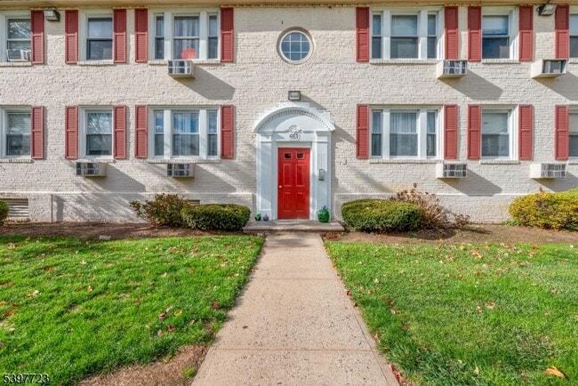 Building Photo - 953 E Front St