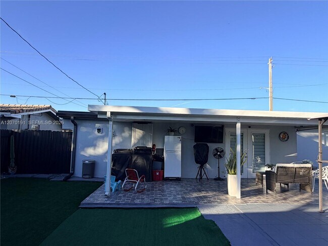Building Photo - 8100 Taft St