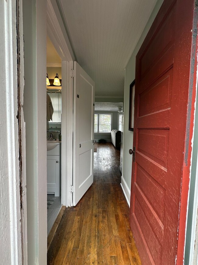 Building Photo - Garage Apartment in 5 Points!! One-Bedroom