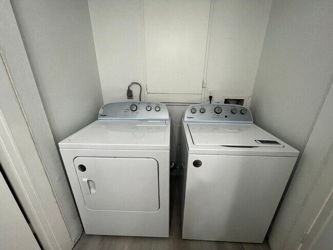 Building Photo - Adorable 2 bedroom, 1 bath!! Washer and Dr...