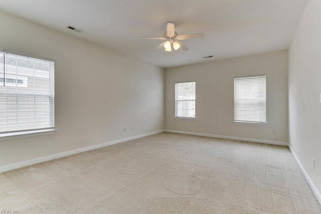 Building Photo - 528 Normandy St