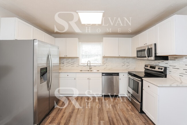 Building Photo - Welcome home to this 4 bedroom, 2 bathroom home