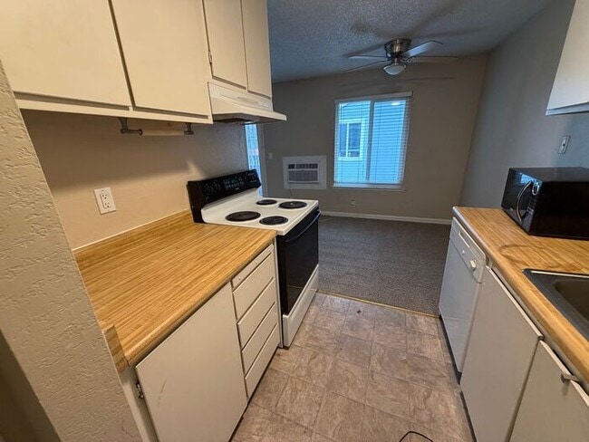 Building Photo - MOVE IN SPECIAL!! DEPOSIT MOVES YOU IN!!!