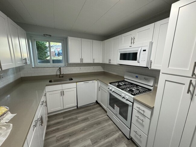 Building Photo - 908 Erdner Ave