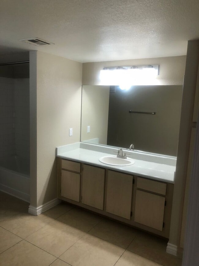 Building Photo - Silverado Ranch 1152