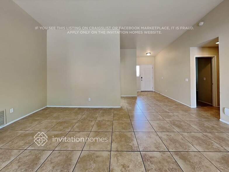 Building Photo - 2628 N Maple Ave