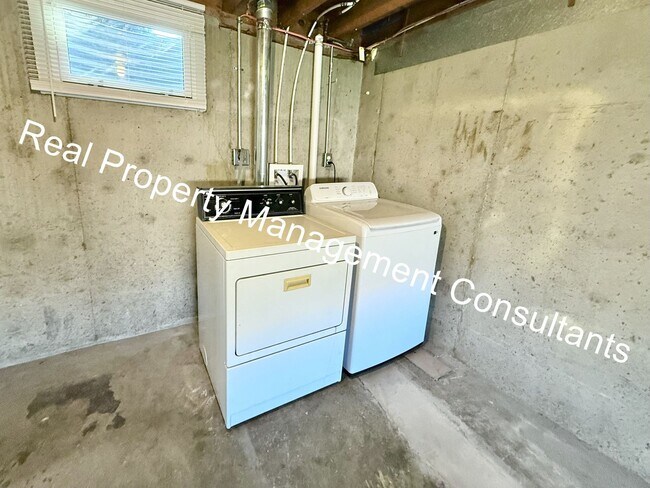 Building Photo - 3 Bedroom 2 Bath Overland Park Duplex Now Available!