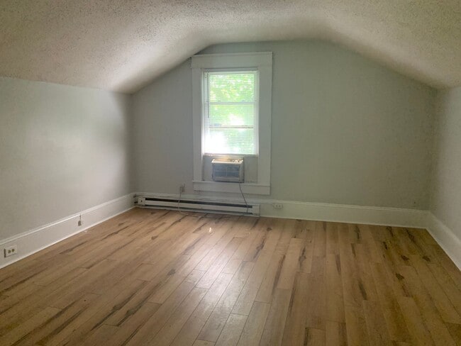 Building Photo - Renovated 3 Bedroom